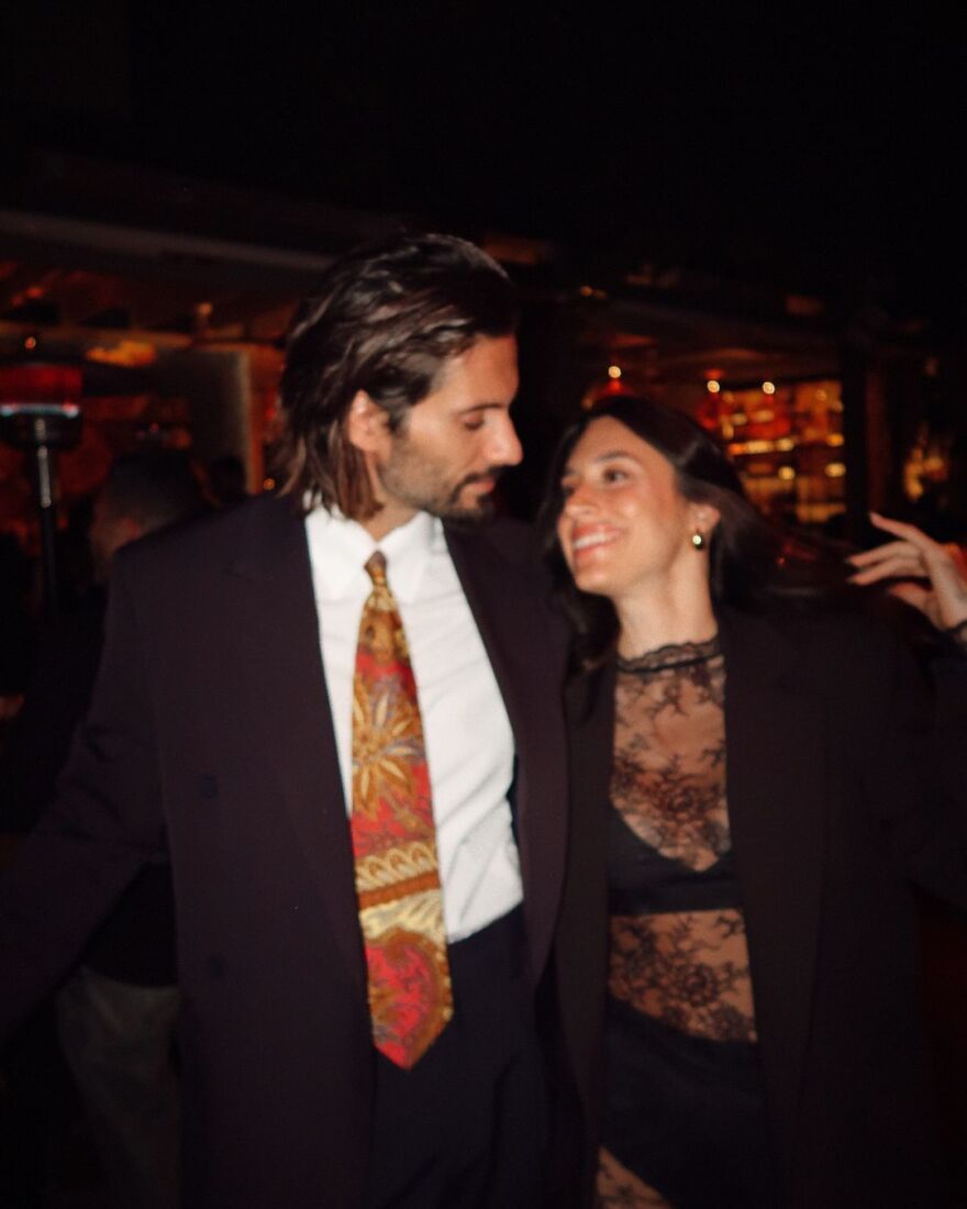 Γιώργος Καράβας: Το φιλί στη Ραφαέλα Ψαρρού σε φωτογραφίες από τα 42α γενέθλιά του