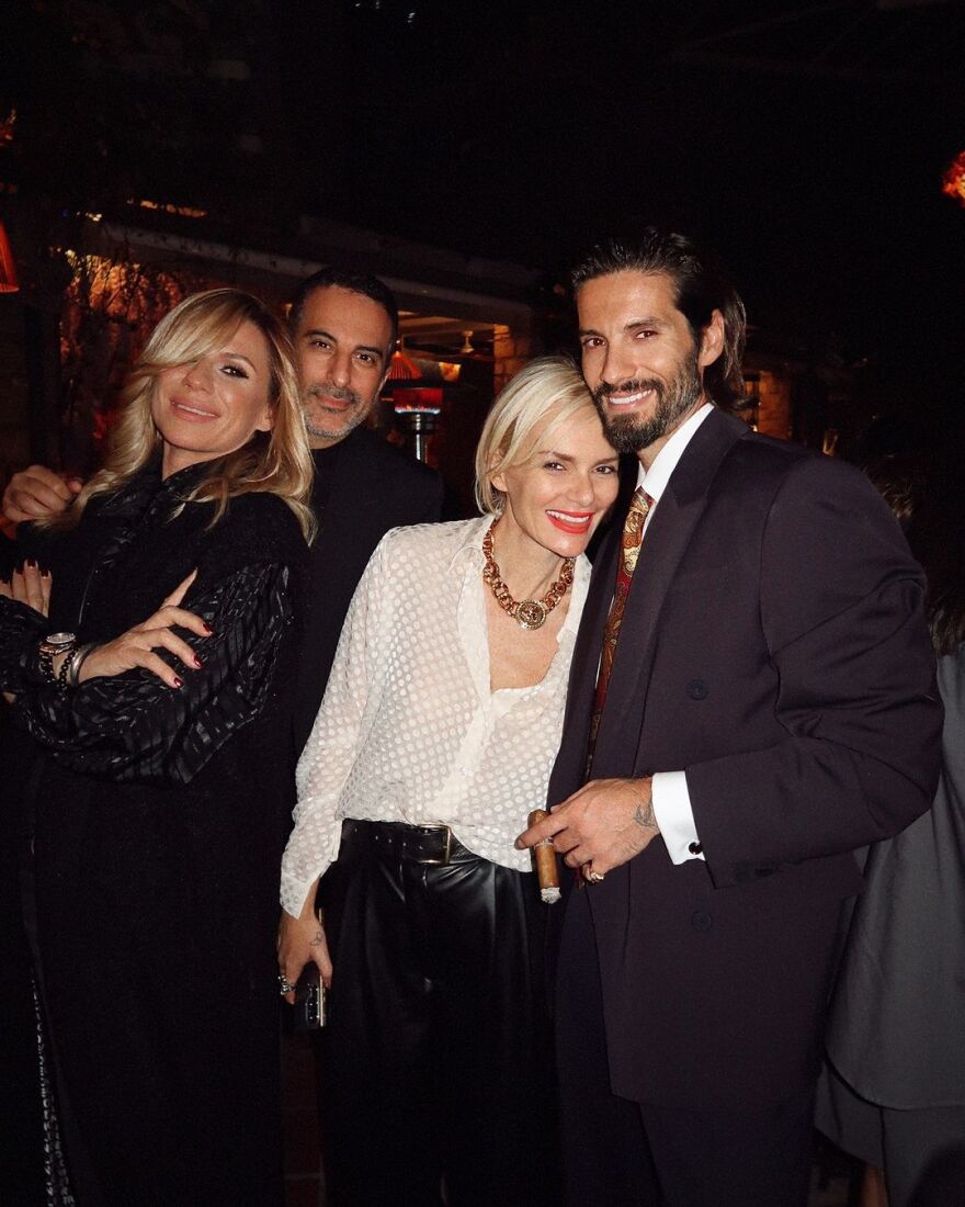 Γιώργος Καράβας: Το φιλί στη Ραφαέλα Ψαρρού σε φωτογραφίες από τα 42α γενέθλιά του