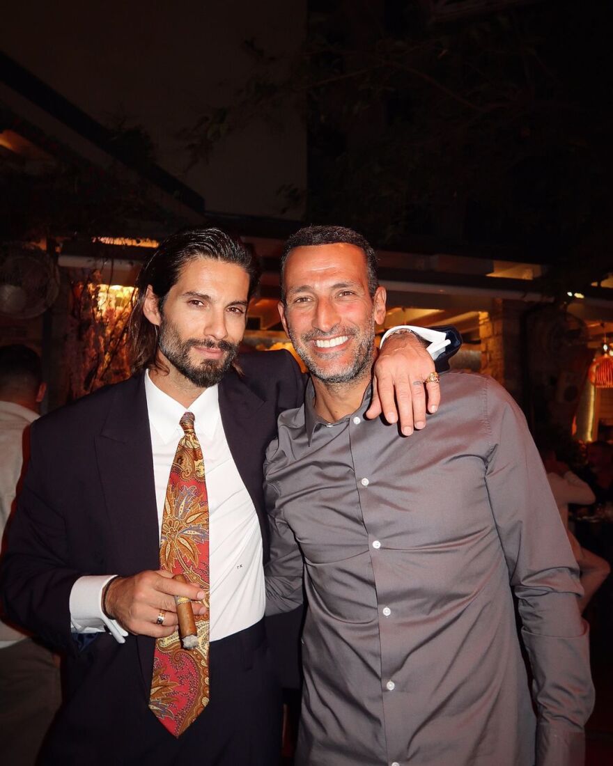 Γιώργος Καράβας: Το φιλί στη Ραφαέλα Ψαρρού σε φωτογραφίες από τα 42α γενέθλιά του