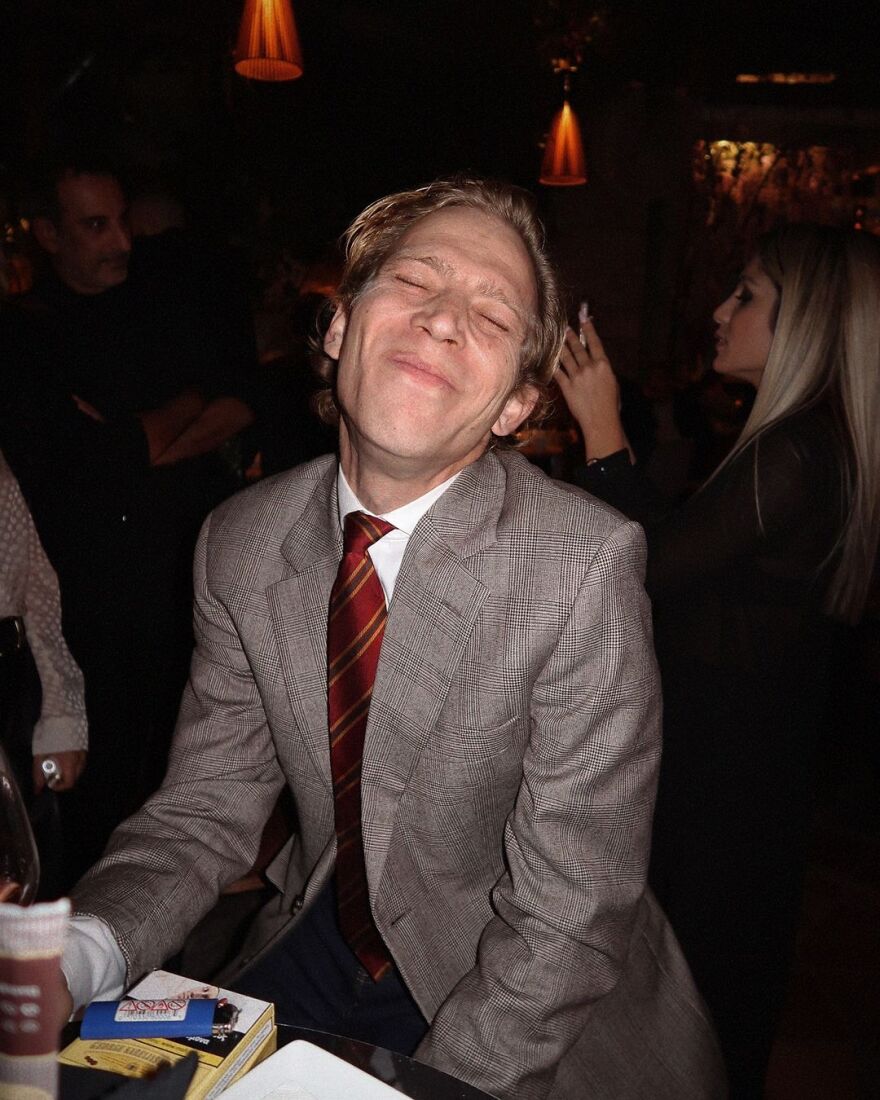 Γιώργος Καράβας: Το φιλί στη Ραφαέλα Ψαρρού σε φωτογραφίες από τα 42α γενέθλιά του