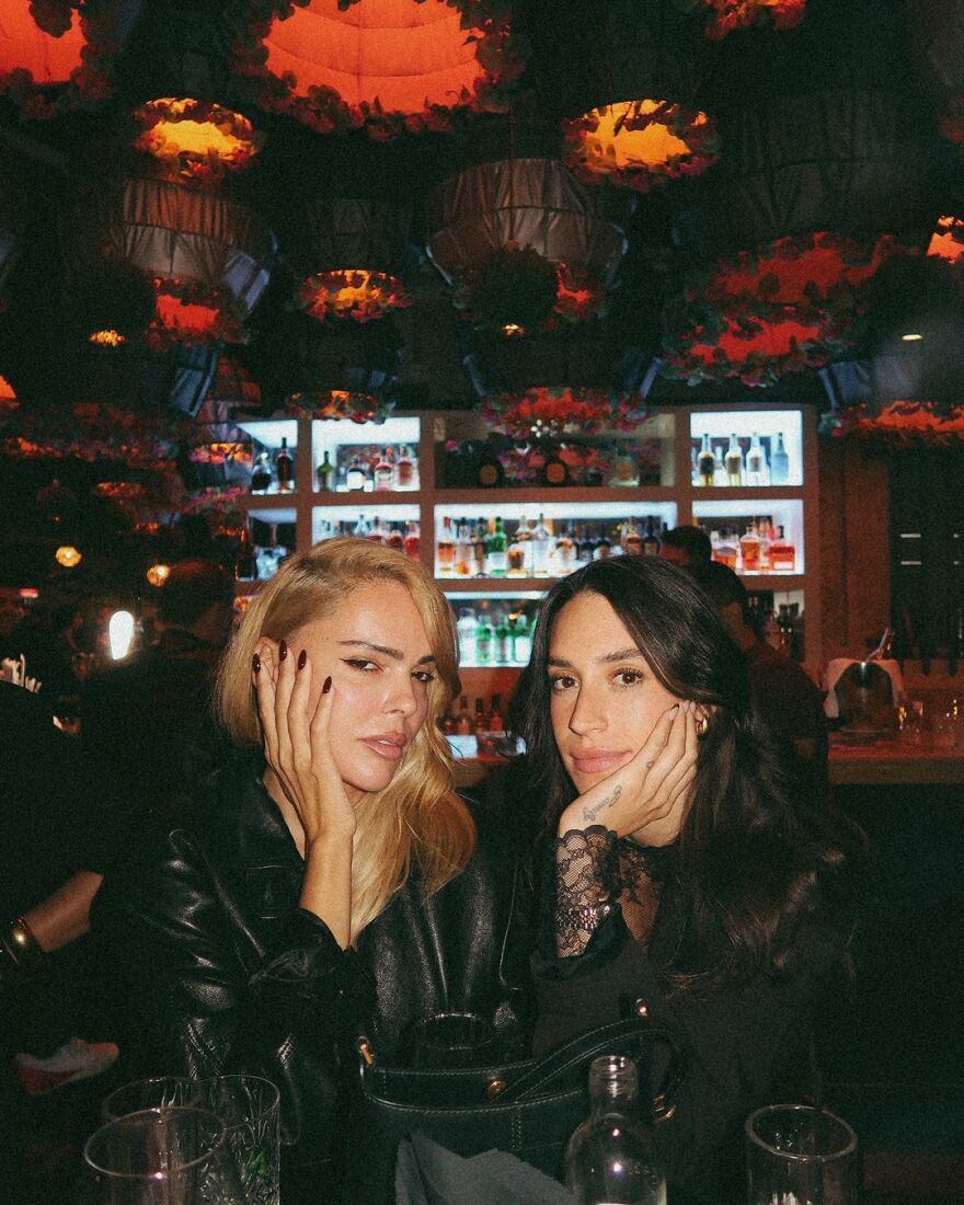 Γιώργος Καράβας: Το φιλί στη Ραφαέλα Ψαρρού σε φωτογραφίες από τα 42α γενέθλιά του