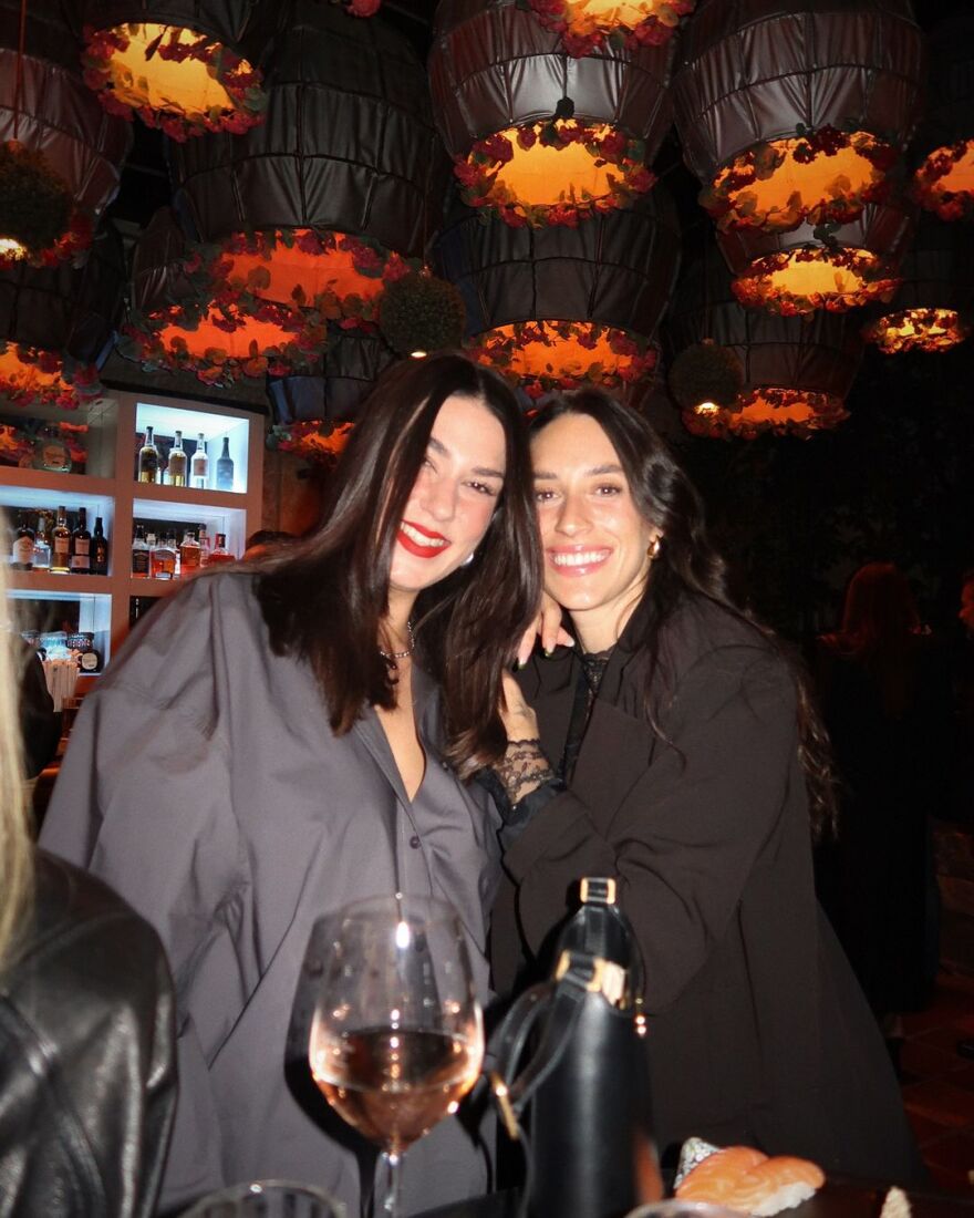 Γιώργος Καράβας: Το φιλί στη Ραφαέλα Ψαρρού σε φωτογραφίες από τα 42α γενέθλιά του