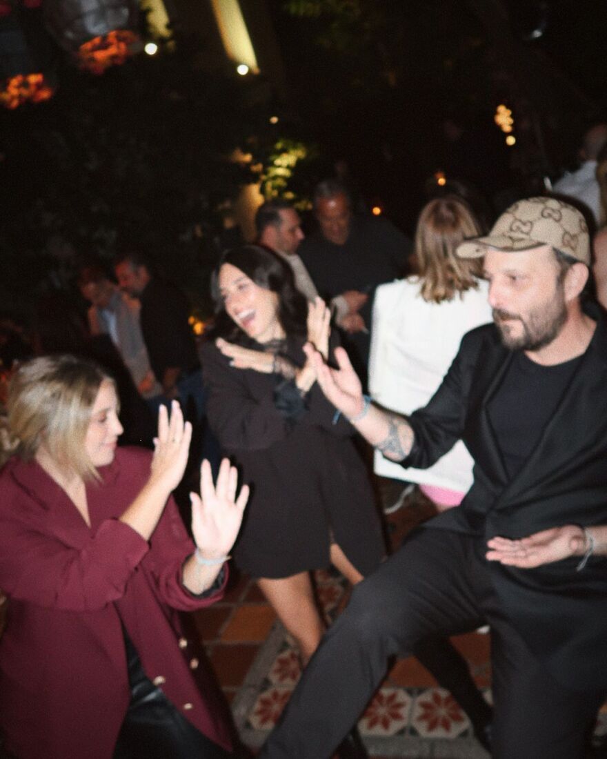 Γιώργος Καράβας: Το φιλί στη Ραφαέλα Ψαρρού σε φωτογραφίες από τα 42α γενέθλιά του