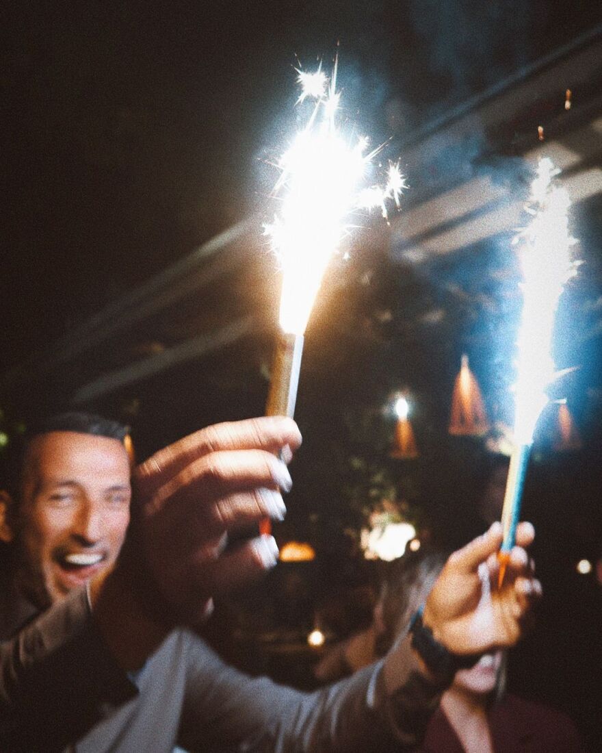 Γιώργος Καράβας: Το φιλί στη Ραφαέλα Ψαρρού σε φωτογραφίες από τα 42α γενέθλιά του