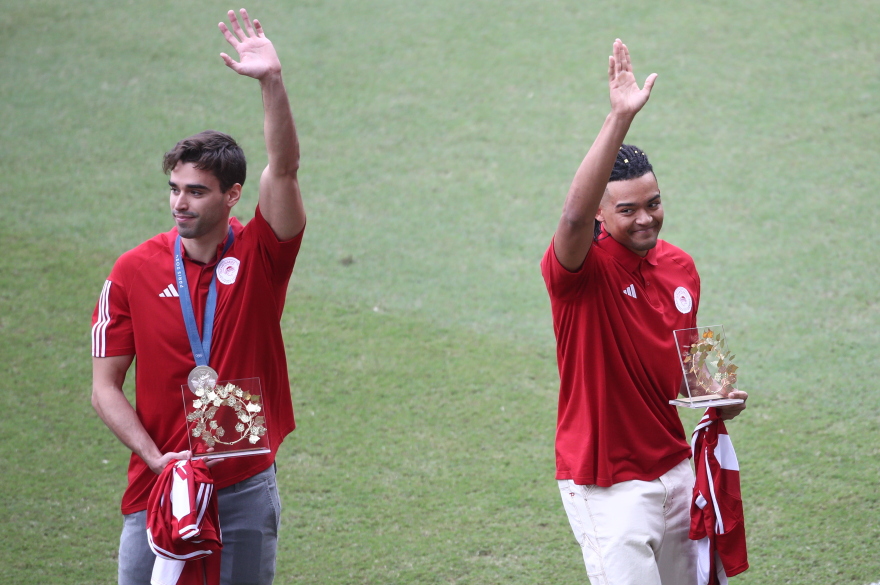 Ολυμπιακός: Καραλής και Χρήστου βραβεύτηκαν και αποθεώθηκαν στο Καραϊσκάκη - Βίντεο, φωτογραφίες 