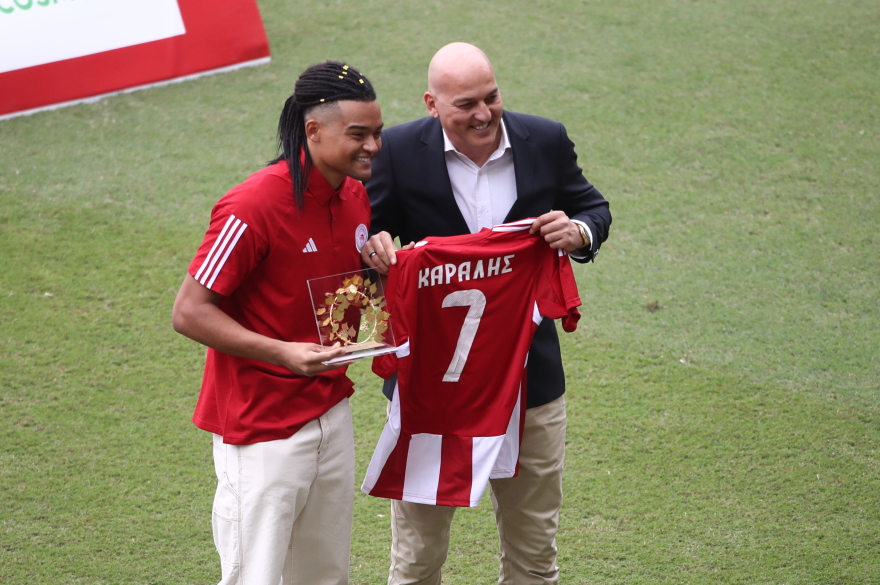 Ολυμπιακός: Καραλής και Χρήστου βραβεύτηκαν και αποθεώθηκαν στο Καραϊσκάκη - Βίντεο, φωτογραφίες 