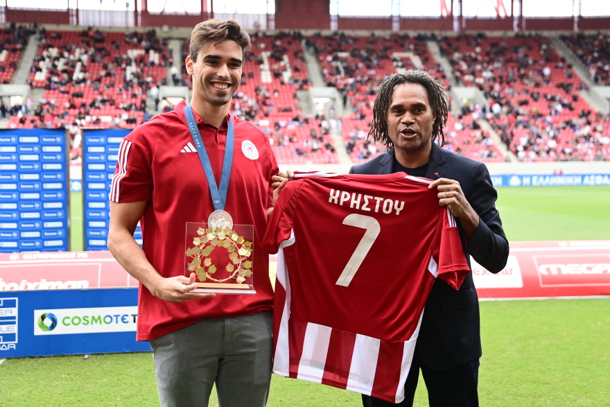 Ολυμπιακός: Καραλής και Χρήστου βραβεύτηκαν και αποθεώθηκαν στο Καραϊσκάκη - Βίντεο, φωτογραφίες 