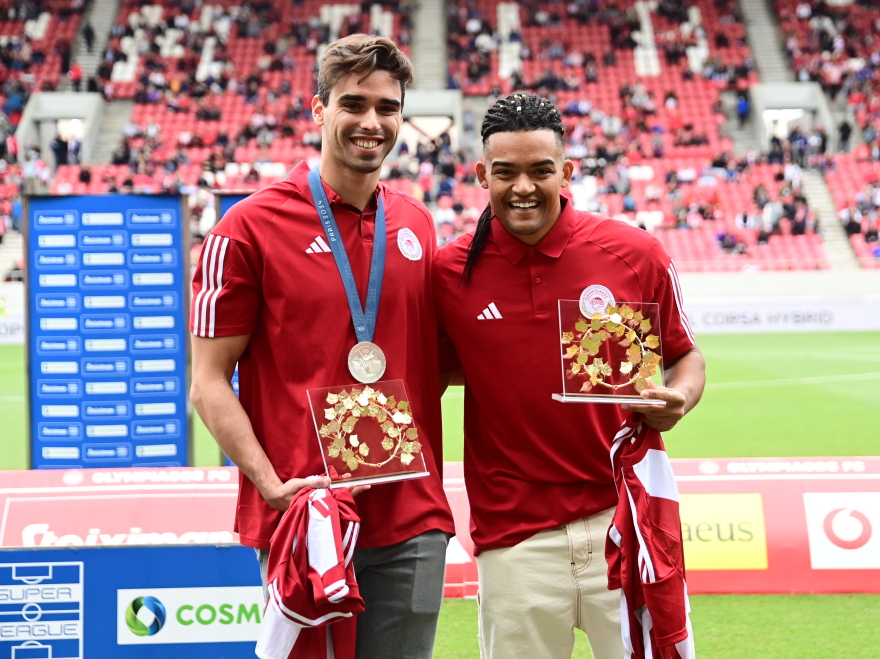 Ολυμπιακός: Καραλής και Χρήστου βραβεύτηκαν και αποθεώθηκαν στο Καραϊσκάκη - Βίντεο, φωτογραφίες 