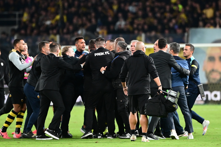 ΑΕΚ - ΠΑΟΚ: Ένταση με Λουτσέσκου μετά το τελευταίο σφύριγμα - Χειρονομίες προς τον κόσμο της Ένωσης - Βίντεο, φωτογραφίες 