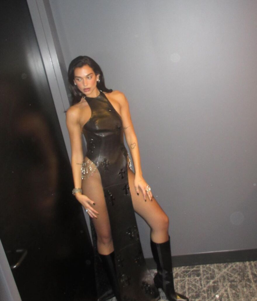 Ντούα Λίπα: Ποζάρει με δερμάτινο αποκαλυπτικό φόρεμα και διχτυωτό καλσόν