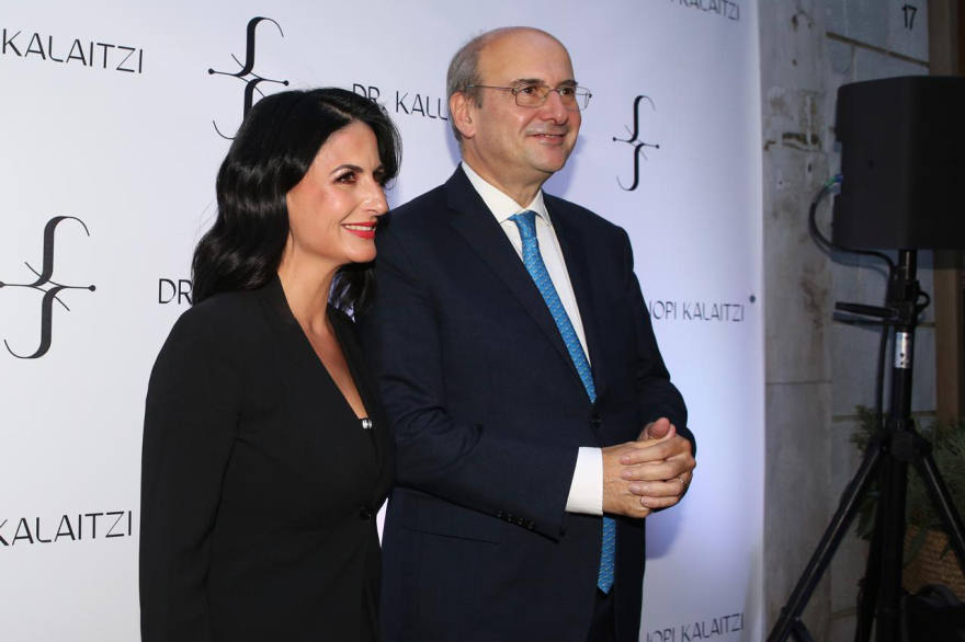 Πλήθος κόσμου στα εγκαίνια της κλινικής ευεξίας της συζύγου του Χατζηδάκη, Πόπης Καλαϊτζή - Βίντεο και φωτογραφίες