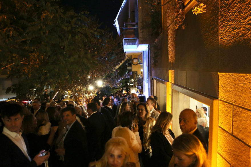 Πλήθος κόσμου στα εγκαίνια της κλινικής ευεξίας της συζύγου του Χατζηδάκη, Πόπης Καλαϊτζή - Βίντεο και φωτογραφίες