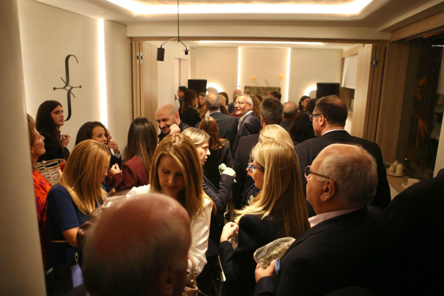 Πλήθος κόσμου στα εγκαίνια της κλινικής ευεξίας της συζύγου του Χατζηδάκη, Πόπης Καλαϊτζή - Βίντεο και φωτογραφίες