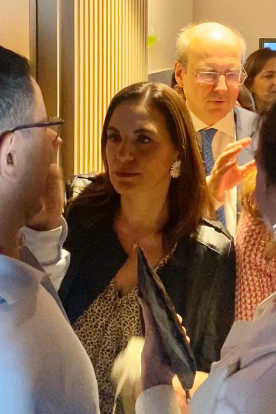 Πλήθος κόσμου στα εγκαίνια της κλινικής ευεξίας της συζύγου του Χατζηδάκη, Πόπης Καλαϊτζή - Βίντεο και φωτογραφίες