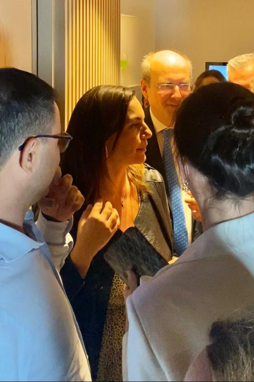 Πλήθος κόσμου στα εγκαίνια της κλινικής ευεξίας της συζύγου του Χατζηδάκη, Πόπης Καλαϊτζή - Βίντεο και φωτογραφίες