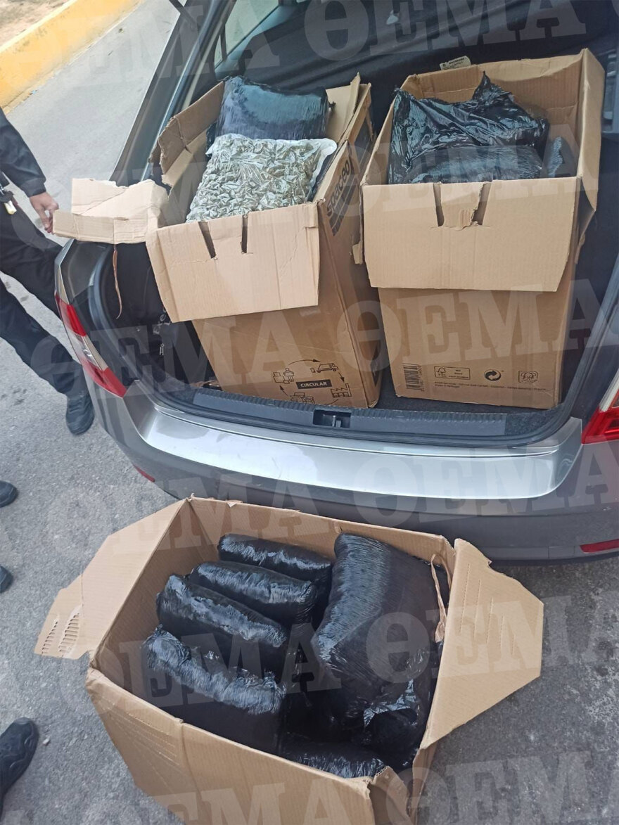 Μεταμόρφωση: Χειροπέδες σε 30χρονο με 40 κιλά κάνναβης στο αυτοκίνητό του - Φωτογραφία ντοκουμέντο