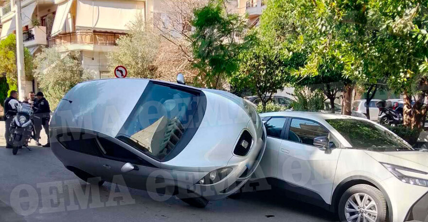 Νίκαια: Επεισοδιακή καταδίωξη με αυτοκίνητο να καταλήγει σε σταθμευμένα οχήματα – Δείτε φωτογραφίες