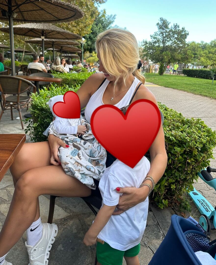 Κωνσταντίνα Σπυροπούλου: Φωτογραφήθηκε αγκαλιά με τους γιους της - Με τα θαυματάκια μου, έγραψε