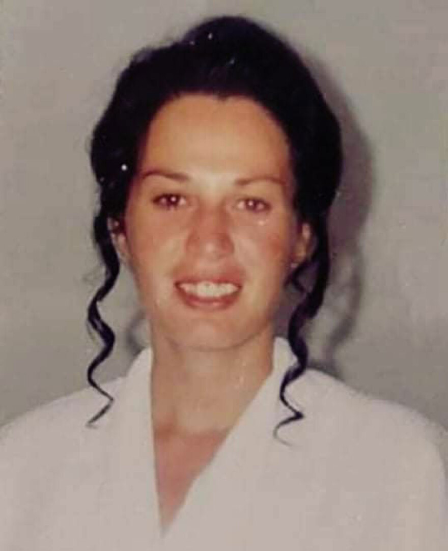 Δολοφονία Έφης Τσιχλάκη: Ο συζυγοκτόνος κυκλοφορεί ελεύθερος και παντρεύτηκε ξανά, καταγγέλλει ο ξάδερφός της