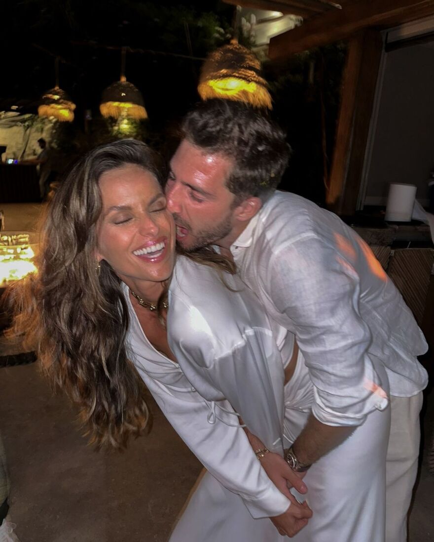 Ιζαμπέλ Γκουλάρτ: Αξίζεις ολόκληρο τον κόσμο, της γράφει ο Κέβιν Τραπ