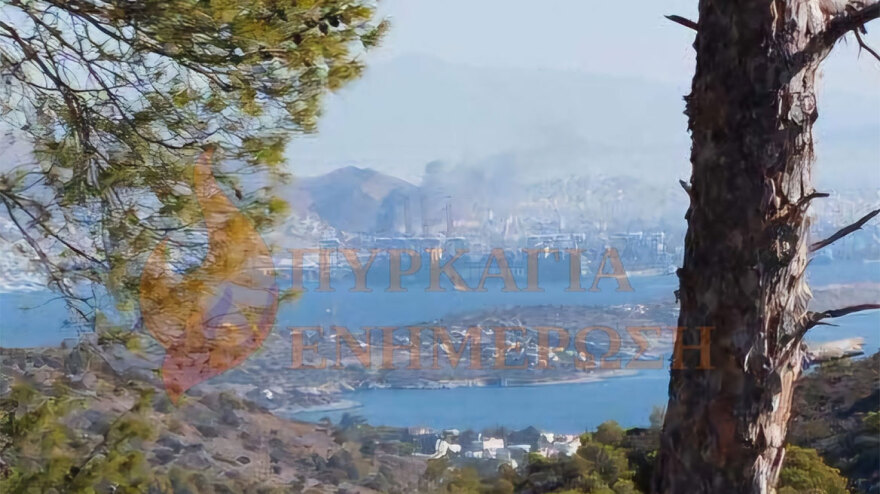 Υπό μερικό έλεγχο η φωτιά σε εγκαταλελειμμένο κτήριο στο Πέραμα - Τραυματίστηκε πυροσβέστης 