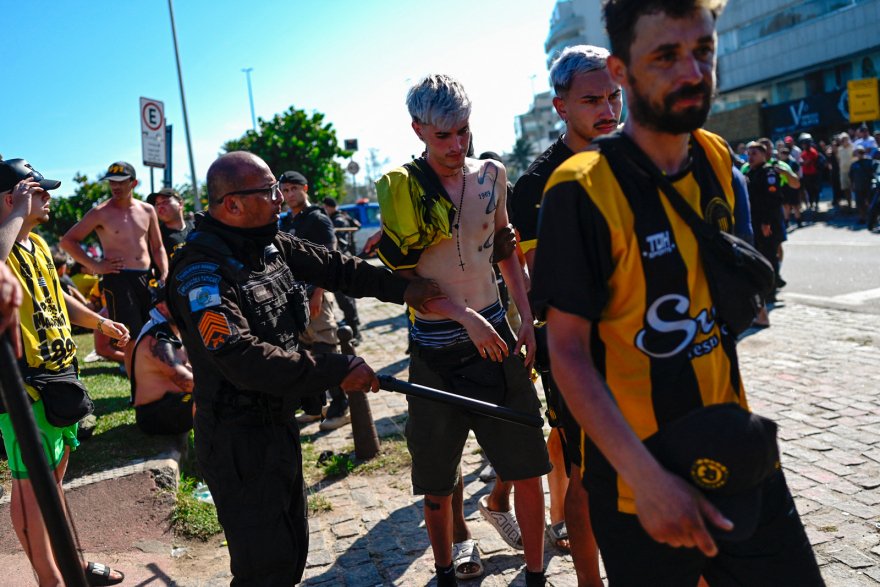 Βραζιλία: Τρομακτικά επεισόδια πριν το Μποταφόγκο-Πενιαρόλ, οπαδοί πυρπόλησαν πούλμαν, 200 συλλήψεις - Δείτε βίντεο και φωτογραφίες