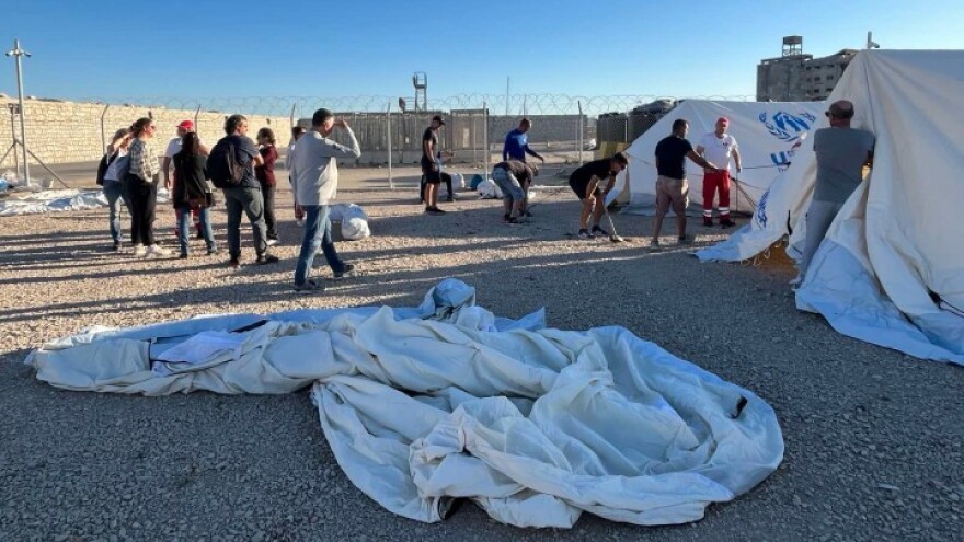 Ρόδος: Αναστάτωση από εκατοντάδες μετανάστες στους δρόμους - Ανεπαρκής ο καταυλισμός στο λιμάνι λένε οι αστυνομικοί