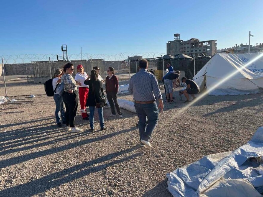 Ρόδος: Αναστάτωση από εκατοντάδες μετανάστες στους δρόμους - Ανεπαρκής ο καταυλισμός στο λιμάνι λένε οι αστυνομικοί