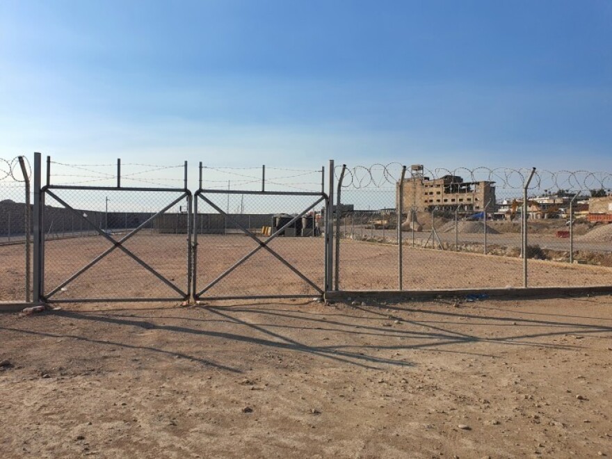 Ρόδος: Αναστάτωση από εκατοντάδες μετανάστες στους δρόμους - Ανεπαρκής ο καταυλισμός στο λιμάνι λένε οι αστυνομικοί