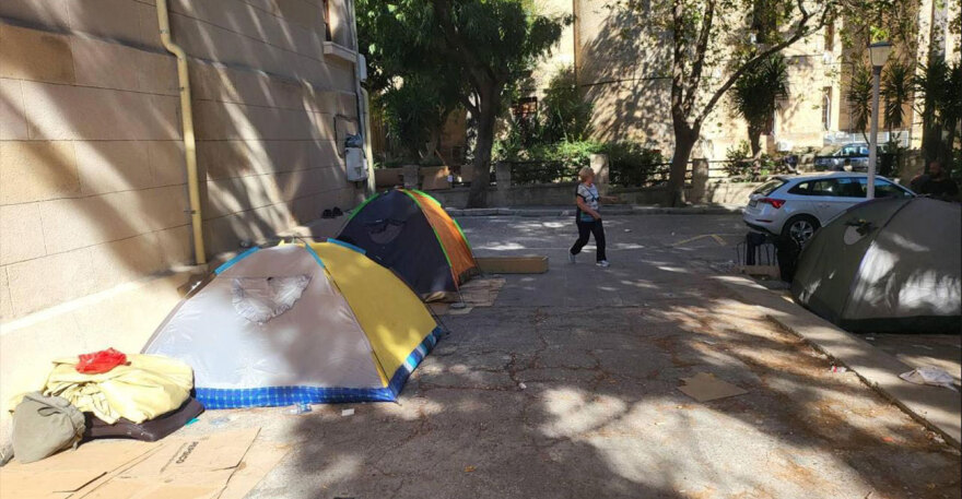 Χάος με τους μετανάστες στη Ρόδο: Μένουν σε χαρτόκουτα και σκηνές στο κέντρο της πόλης, δείτε φωτογραφίες