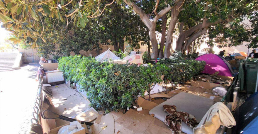 Χάος με τους μετανάστες στη Ρόδο: Μένουν σε χαρτόκουτα και σκηνές στο κέντρο της πόλης, δείτε φωτογραφίες