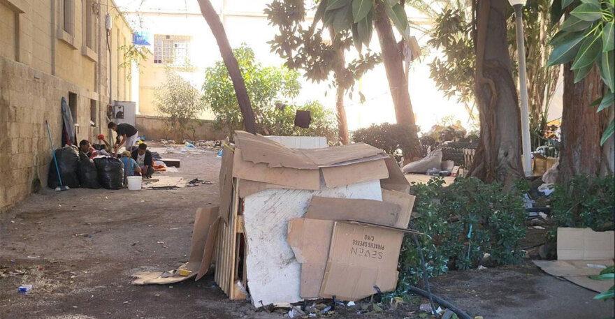 Χάος με τους μετανάστες στη Ρόδο: Μένουν σε χαρτόκουτα και σκηνές στο κέντρο της πόλης, δείτε φωτογραφίες