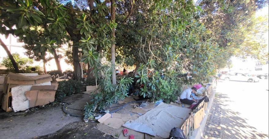 Χάος με τους μετανάστες στη Ρόδο: Μένουν σε χαρτόκουτα και σκηνές στο κέντρο της πόλης, δείτε φωτογραφίες