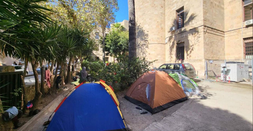 Χάος με τους μετανάστες στη Ρόδο: Μένουν σε χαρτόκουτα και σκηνές στο κέντρο της πόλης, δείτε φωτογραφίες