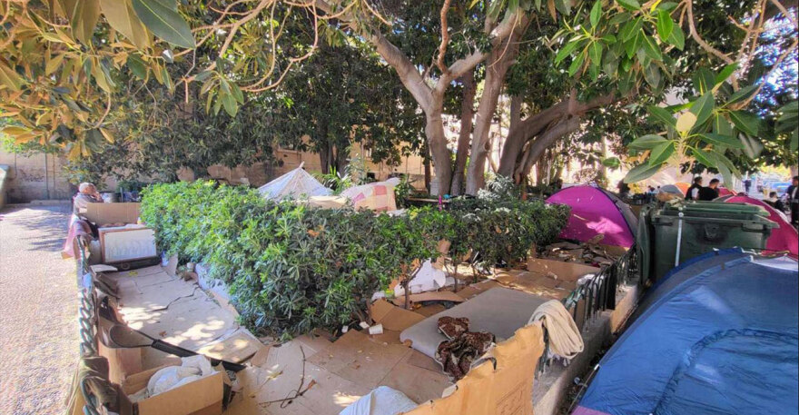 Χάος με τους μετανάστες στη Ρόδο: Μένουν σε χαρτόκουτα και σκηνές στο κέντρο της πόλης, δείτε φωτογραφίες