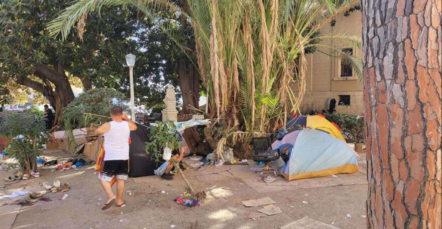 Χάος με τους μετανάστες στη Ρόδο: Μένουν σε χαρτόκουτα και σκηνές στο κέντρο της πόλης, δείτε φωτογραφίες