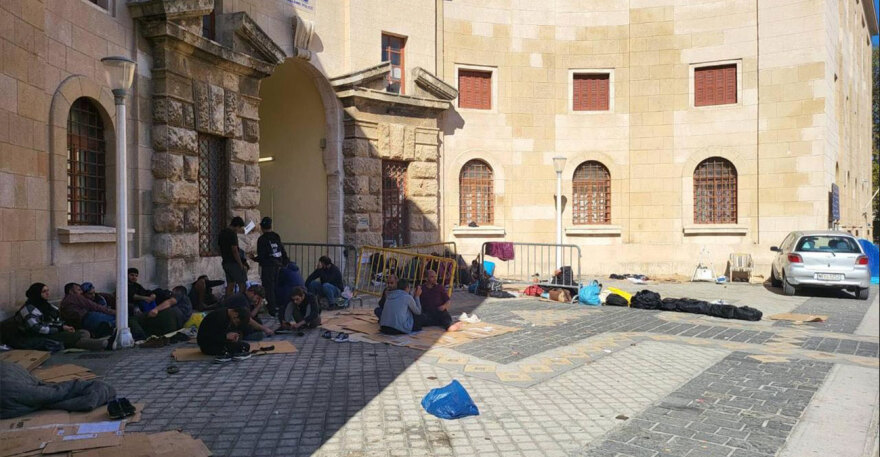 Χάος με τους μετανάστες στη Ρόδο: Μένουν σε χαρτόκουτα και σκηνές στο κέντρο της πόλης, δείτε φωτογραφίες