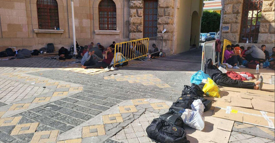 Χάος με τους μετανάστες στη Ρόδο: Μένουν σε χαρτόκουτα και σκηνές στο κέντρο της πόλης, δείτε φωτογραφίες