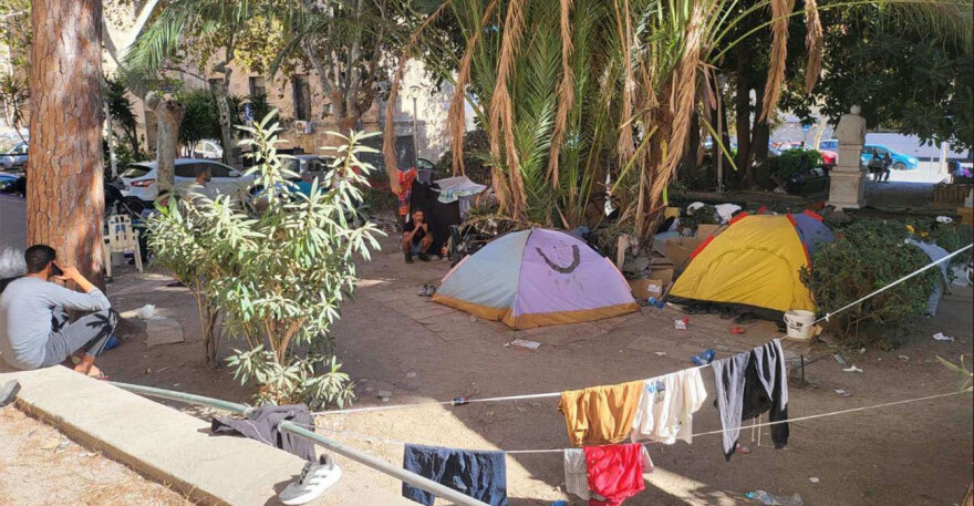 Χάος με τους μετανάστες στη Ρόδο: Μένουν σε χαρτόκουτα και σκηνές στο κέντρο της πόλης, δείτε φωτογραφίες