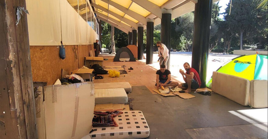 Χάος με τους μετανάστες στη Ρόδο: Μένουν σε χαρτόκουτα και σκηνές στο κέντρο της πόλης, δείτε φωτογραφίες