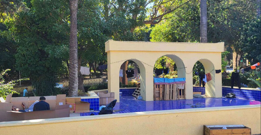 Χάος με τους μετανάστες στη Ρόδο: Μένουν σε χαρτόκουτα και σκηνές στο κέντρο της πόλης, δείτε φωτογραφίες