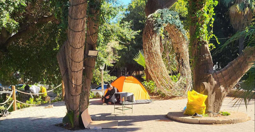 Χάος με τους μετανάστες στη Ρόδο: Μένουν σε χαρτόκουτα και σκηνές στο κέντρο της πόλης, δείτε φωτογραφίες