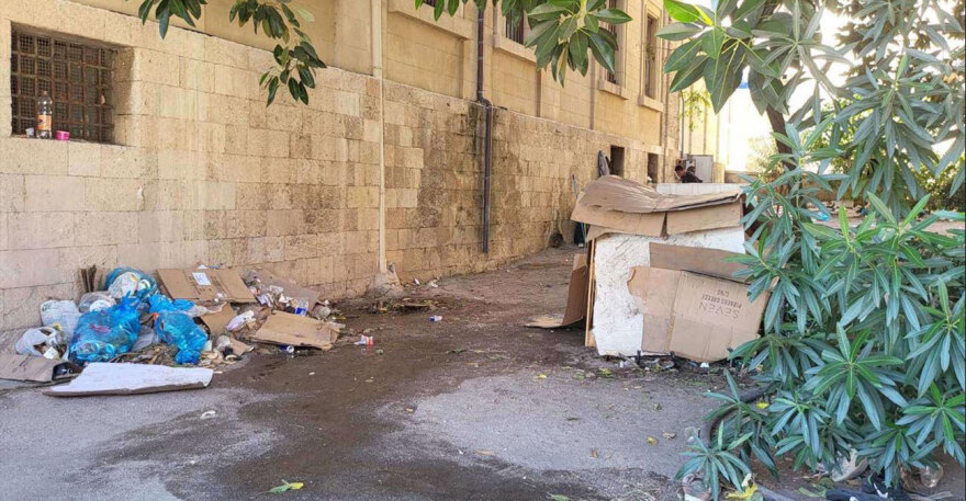 Χάος με τους μετανάστες στη Ρόδο: Μένουν σε χαρτόκουτα και σκηνές στο κέντρο της πόλης, δείτε φωτογραφίες