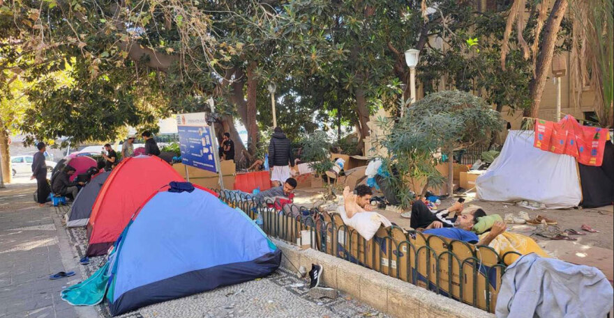 Χάος με τους μετανάστες στη Ρόδο: Μένουν σε χαρτόκουτα και σκηνές στο κέντρο της πόλης, δείτε φωτογραφίες