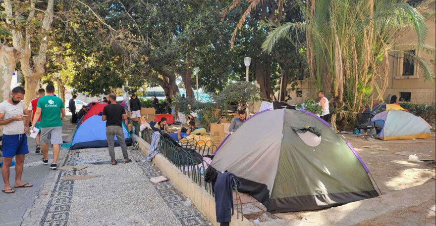 Χάος με τους μετανάστες στη Ρόδο: Μένουν σε χαρτόκουτα και σκηνές στο κέντρο της πόλης, δείτε φωτογραφίες