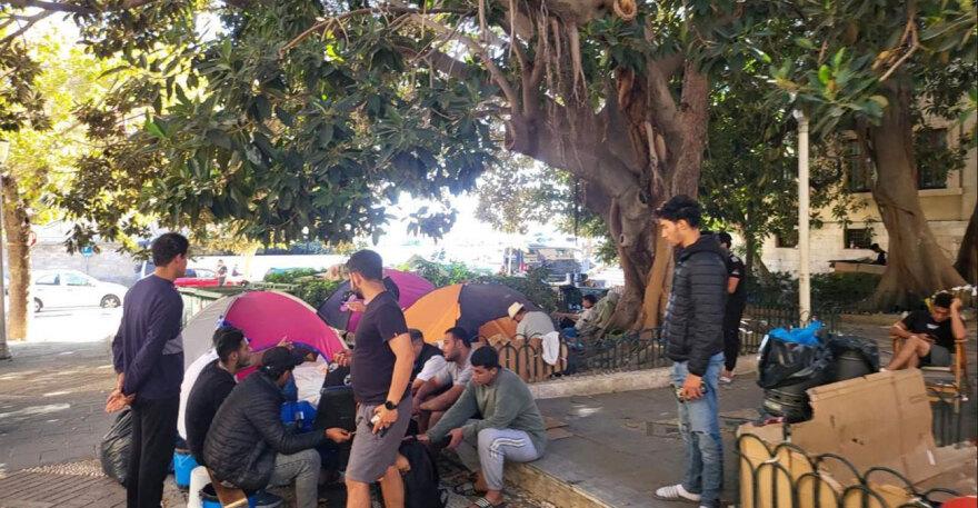 Χάος με τους μετανάστες στη Ρόδο: Μένουν σε χαρτόκουτα και σκηνές στο κέντρο της πόλης, δείτε φωτογραφίες