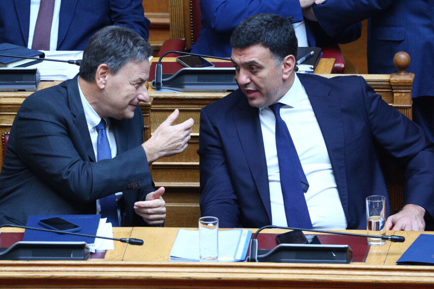 Πηγαδάκια, χειραψίες και selfies– Δείτε φωτογραφικά καρέ από τη συζήτηση των πολιτικών αρχηγών στη Βουλή