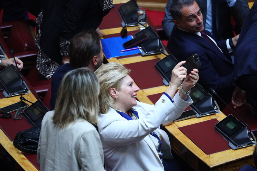 Πηγαδάκια, χειραψίες και selfies– Δείτε φωτογραφικά καρέ από τη συζήτηση των πολιτικών αρχηγών στη Βουλή