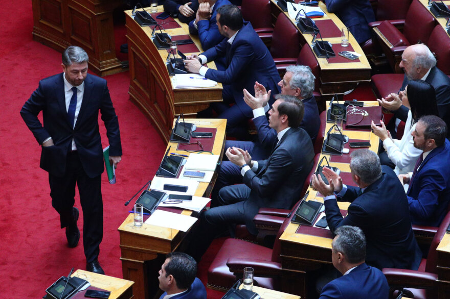 Πηγαδάκια, χειραψίες και selfies– Δείτε φωτογραφικά καρέ από τη συζήτηση των πολιτικών αρχηγών στη Βουλή