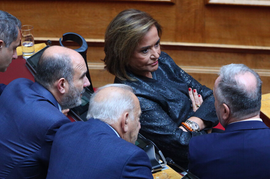 Πηγαδάκια, χειραψίες και selfies– Δείτε φωτογραφικά καρέ από τη συζήτηση των πολιτικών αρχηγών στη Βουλή